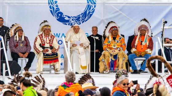 image:Image Někteří potomci původních obyvatel Kanady neskrývali při setkání s papežem emoce jako zde, v arktickém Iqaluitu.
