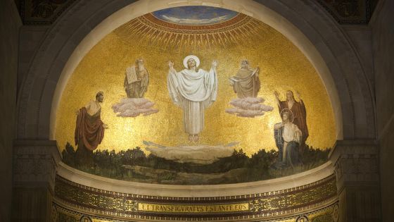 image:Image Ježíš s postavami Mojžíše a Eliáše na mozaice v bazilice Proměnění Páně na hoře Tábor v biblickém Izraeli. Bazilika byla vybudována na troskách starších staveb v letech 1921–1924 podle návrhu italského architekta Antonia Barluzziho.