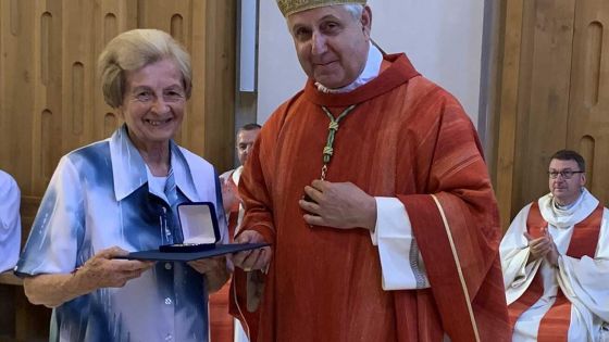 image:Image Medaile sv. Auraciána převzali z rukou biskupa Mons. Vlastimila Kročila např. Dana Smolková, Christoph Anderl nebo Božena Lapáčková (na snímku).
