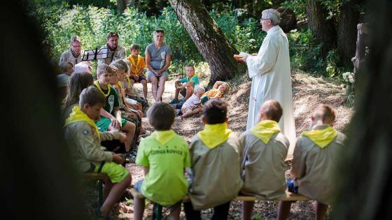 image:Image Na břehu malebné říčky Osoblaha prožívali čtrnáct dní svá dobrodružství skauti z Ludgeřovic. Táborem je provázeli Shorty a Smoky, přátelé z knihy Jacka Londona. Zde je zachycena mše svatá s P. Václavem Koloničným.