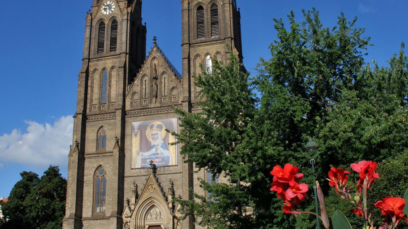 image:Image Kostel sv. Ludmily je dominantou náměstí Míru.