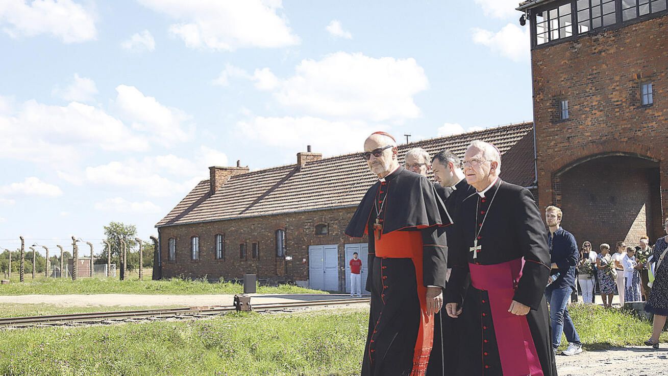 image:Image Kardinál Michael Czerny (vlevo) v Osvětimi připomněl životní příběh Edity Steinové, ale i několika členů své rodiny, kteří zde zahynuli.
