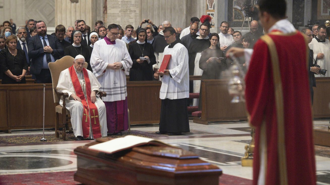 image:Image Práci kardinála Tomka pro své předchůdce ocenil papež František, který se 11. srpna připojil k obřadu rozloučení ve svatopetrské bazilice.