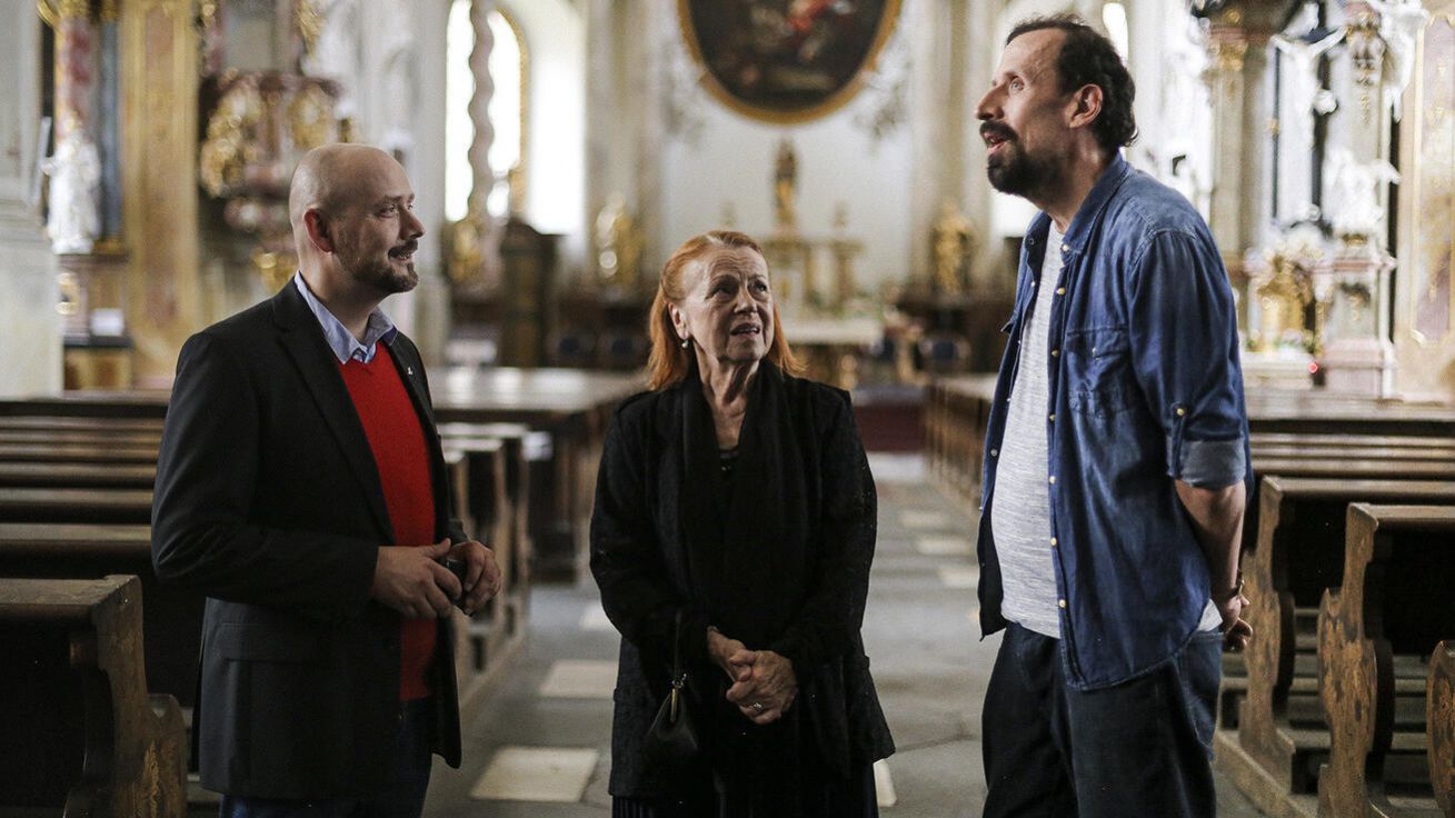image:Image V epizodní roli sebe sama se ve filmu mihne i jezuitský kněz Jan Regner (vlevo).