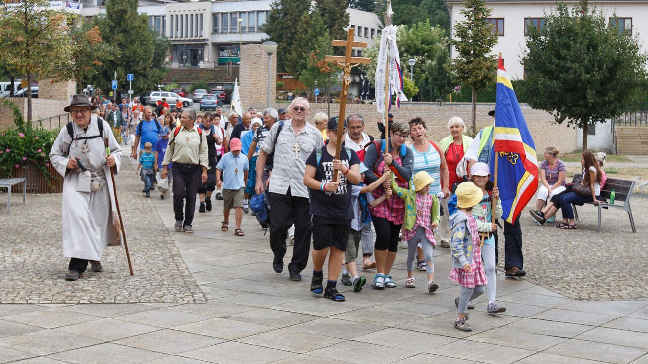 image:Image Na závěrečné kilometry před Velehradem se z nejrůznějších směrů přidávají každý rok stovky poutníků.