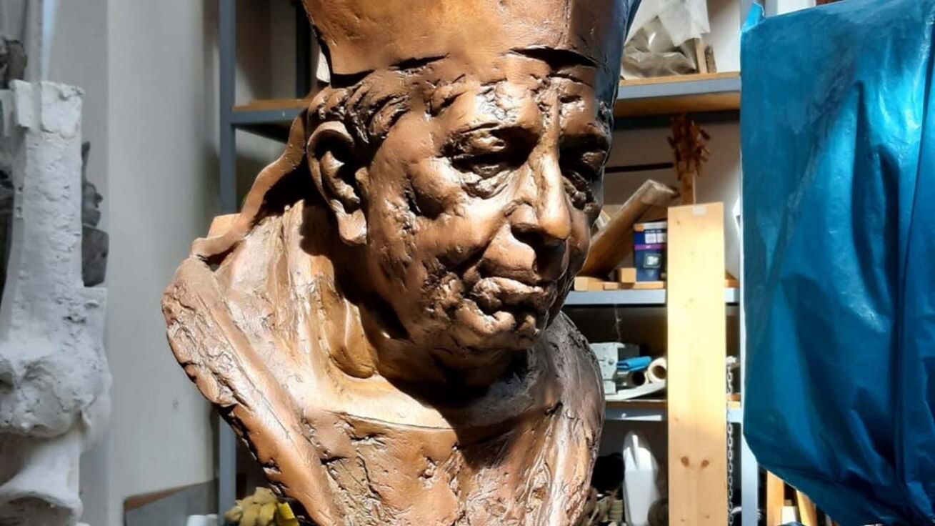 image:Image Busta s pamětními deskami bude viset na zdi kostela Narození Panny Marie.