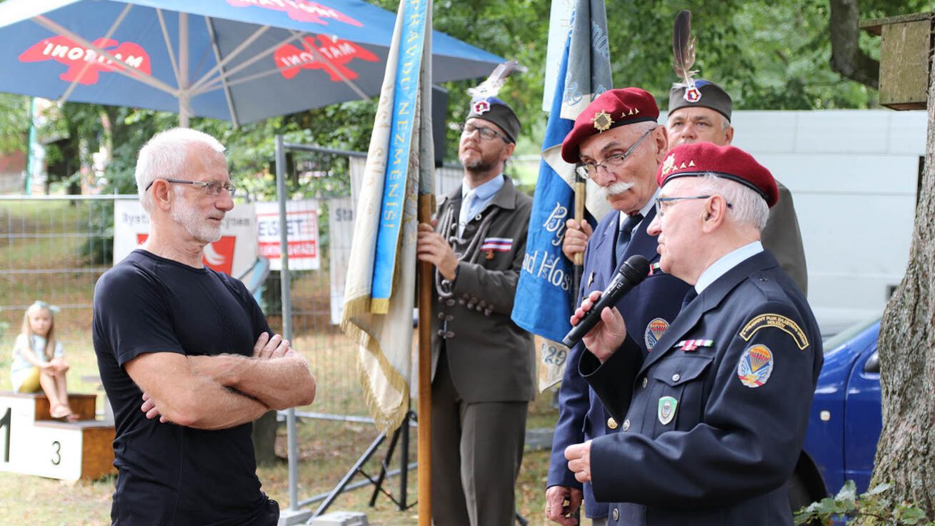 image:Image Zakončení orelského běhu na Svatý Hostýn byli přítomni i dva parašutisté – veteráni bránící se sovětské invazi v roce 1968.