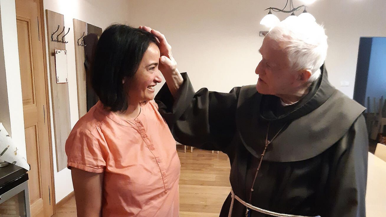 image:Image „Rosamar“ dostává křížek na čelo od letošního jubilanta, stoletého františkána P. Benedikta Holoty.