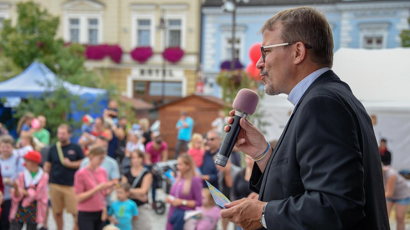 image:Image Pohádkové náměstí v Dobřanech uspořádali už poněkolikáté dobrovolníci z Koinonie Jan Křtitel v Plzni-Liticích. Odměnou jim bylo množství rozzářených dětských očí. Hostem byl i biskup Tomáš Holub.