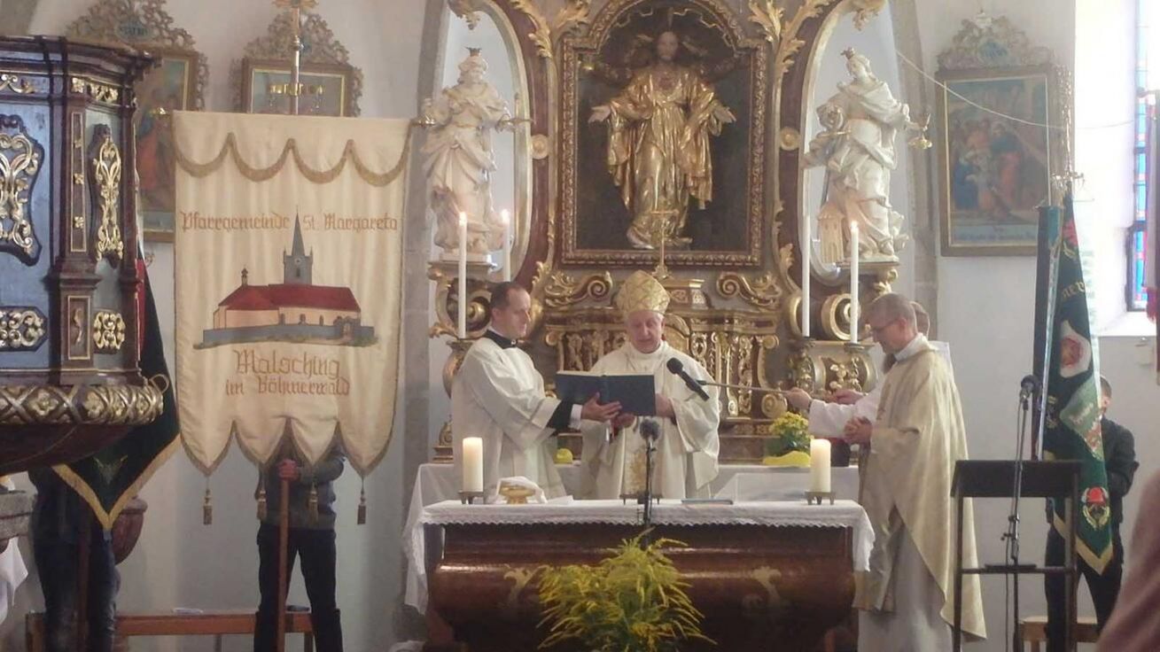 image:Image Biskup Vlastimil Kročil a vojenský děkan Siegfried Weber v malšínském kostele.