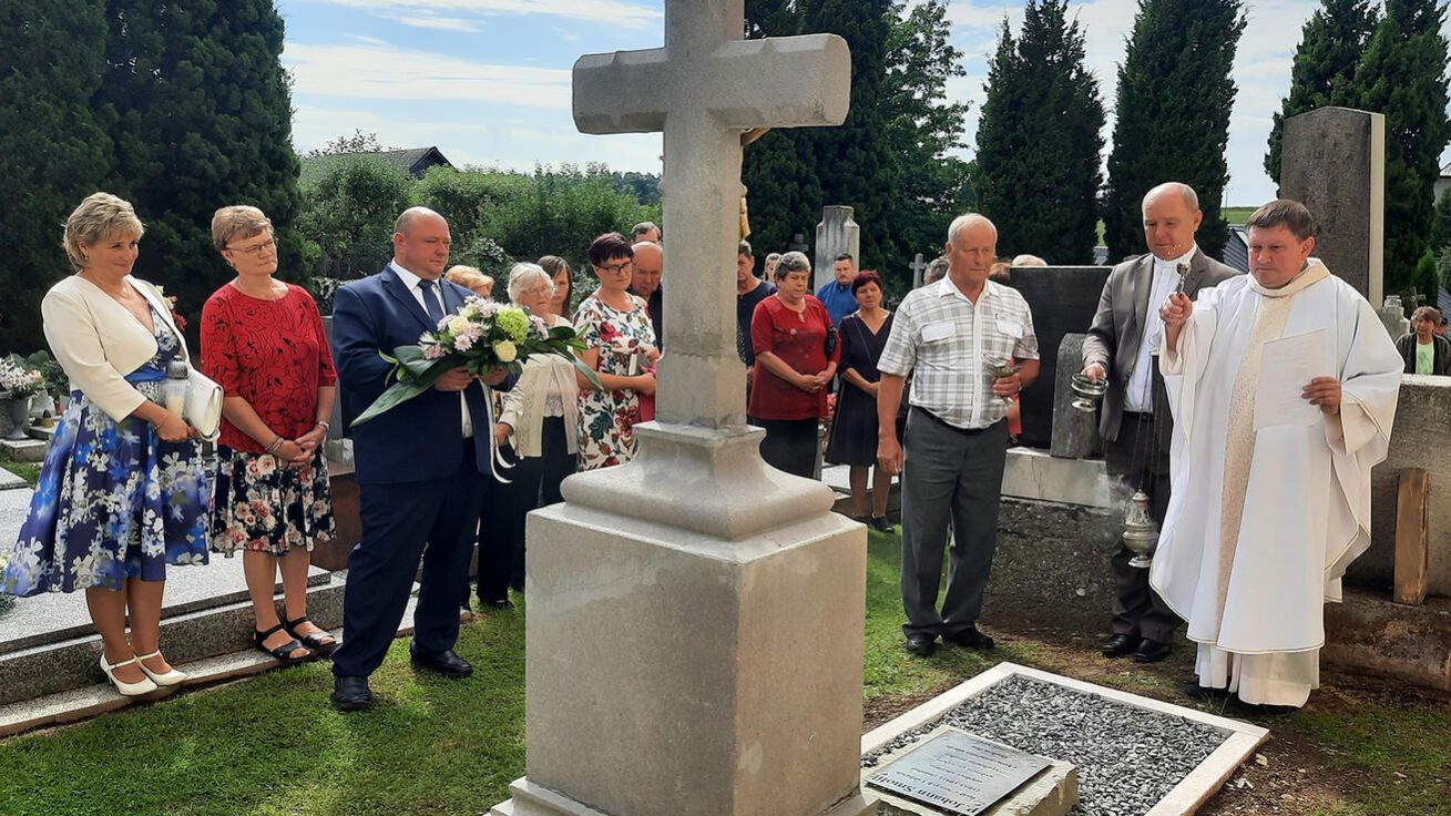 image:Image Obec Nové Lublice si připomínala 80 let od úmrtí P. Johanna Smolíka v koncentračním táboře Dachau. Slavnost končila modlitbou u jeho renovovaného hrobu.