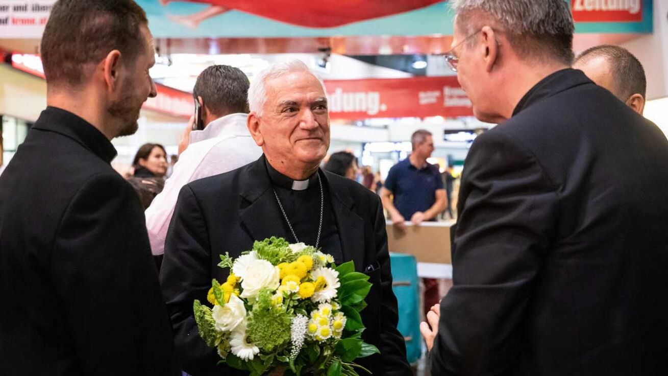 image:Image NOVÝ APOŠTOLSKÝ NUNCIUS NA SLOVENSKU Nicola Girasoli se po přivítání na vídeňském letišti poprvé setkal s místními věřícími při mši svaté v bratislavské katedrále sv. Martina 24. srpna. „První dojem je výborný,“ řekl po bohoslužbě novinářům vatikánský diplomat, který dosud působil v jihoamerickém Peru. O tři dny později odevzdal italský rodák Girasoli své pověřovací listiny slovenské prezidentce Zuzaně Čaputové.