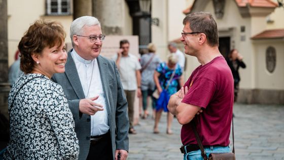 image:Image Po mši svaté v katedrále na Petrově se biskup Pavel Konzbul vydal mezi věřící.