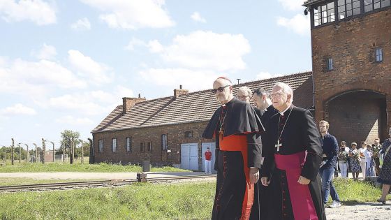 image:Image Kardinál Michael Czerny (vlevo) v Osvětimi připomněl životní příběh Edity Steinové, ale i několika členů své rodiny, kteří zde zahynuli.