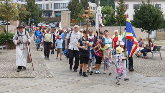 image:Image Na závěrečné kilometry před Velehradem se z nejrůznějších směrů přidávají každý rok stovky poutníků.