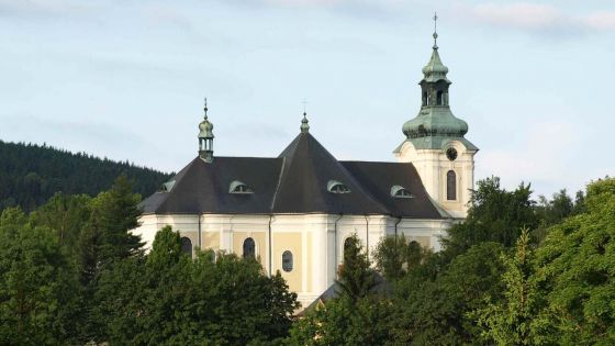 image:Image Barokní kostel je dominantou Smržovky.