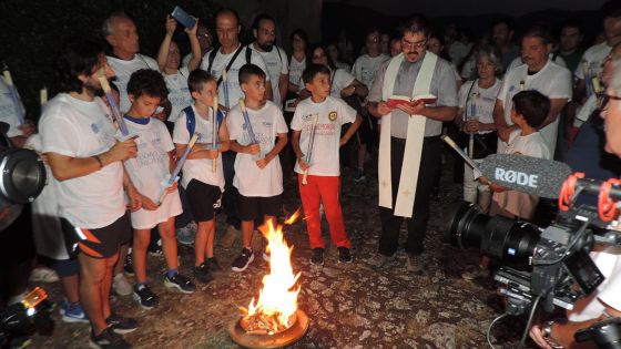 image:Image V italské L´Aquile začaly slavnosti k 728. výročí papežské korunovace Celestýna V., poustevníka ze zdejší hory Morrone. Právě tam se na úvod koná světelné procesí. Na hlavní část slavností dorazí v neděli papež František.