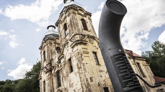 image:Image Jeden z poesiomatů je před kostelem a dříve hojně navštěvovaným poutním místem ve Skokách u Žlutic.