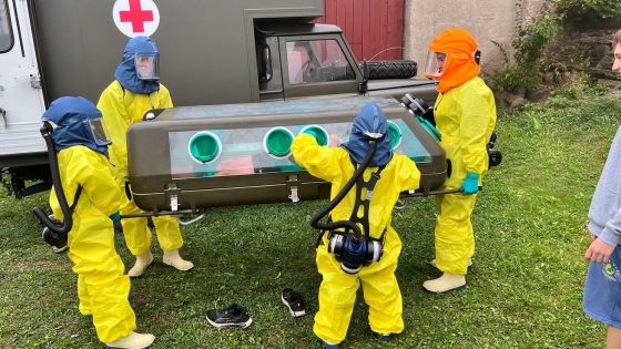 image:Image Na tábor přijeli za ministranty i zdravotníci z Centra biologické ochrany v Těchoníně a učili je, jak poskytovat první pomoc při úniku biologicky nebezpečného materiálu.