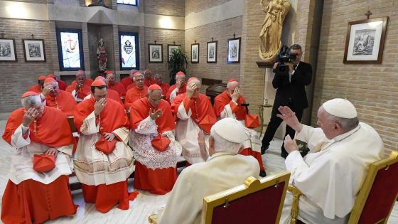 image:Image Noví kardinálové společně s Františkem navštívili emeritního papeže Benedikta XVI., který jim požehnal v klášteře Mater Ecclesiae ve vatikánských zahradách, kde bydlí. 