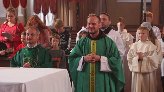image:Image Nácviku a vysvětlování liturgie byla v Minitabu věnována první část dne, odpoledne patřilo hrám a pohybu v přírodě. Mobilní telefony byly povoleny jen o polední pauze.
