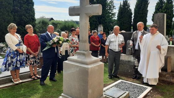 image:Image Obec Nové Lublice si připomínala 80 let od úmrtí P. Johanna Smolíka v koncentračním táboře Dachau. Slavnost končila modlitbou u jeho renovovaného hrobu.