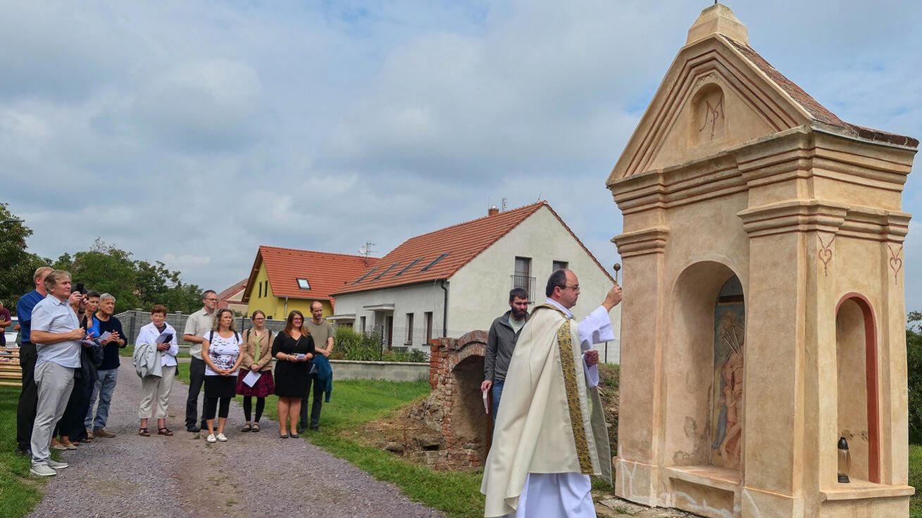 image:Image Žehnání klasicistní mariánské kapličky v Havraníkách.