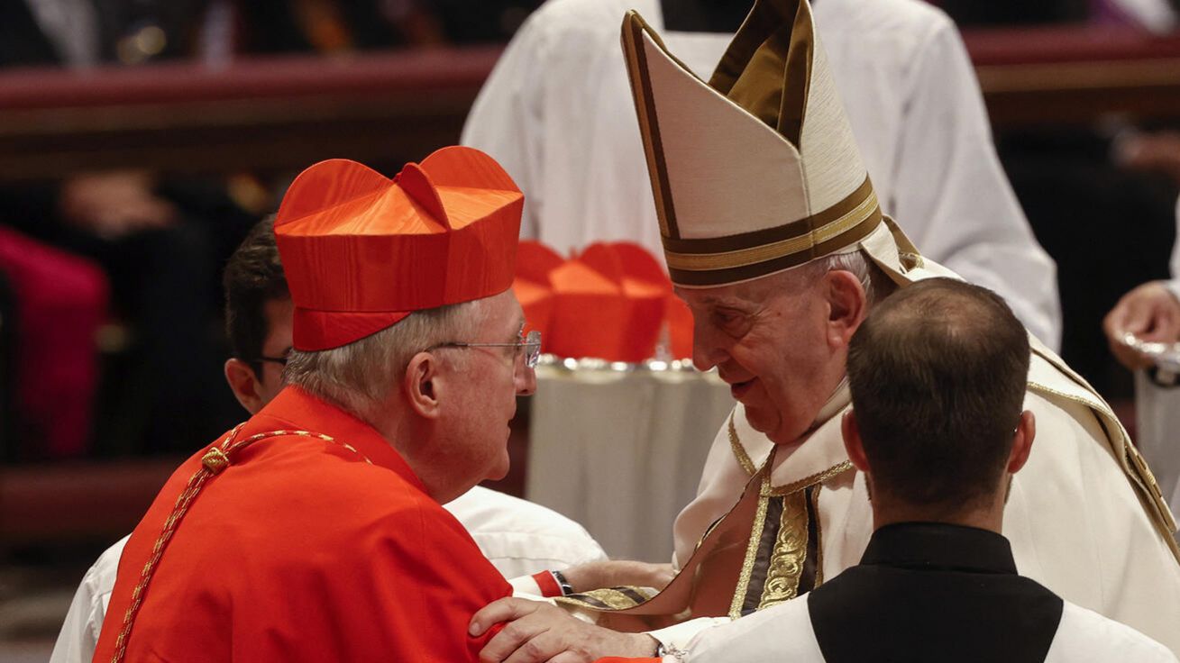 image:Image Kardinál Arthur Roche, prefekt Kongregace pro posvátnou bohoslužbu a někdejší leedský biskup, s papežem Františkem při veřejné konzistoři ve svatopetrské bazilice.
