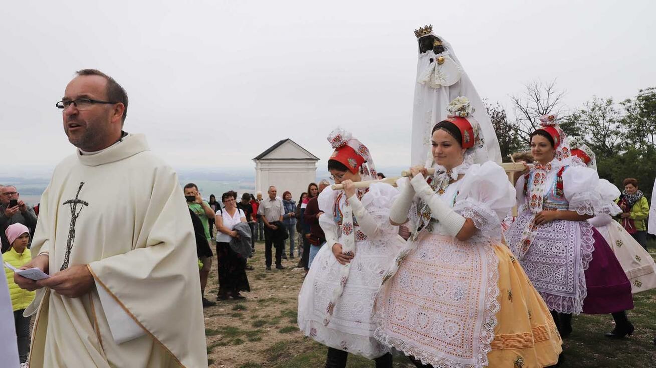 image:Image Sochu Panny Marie nesli členové Krojované chasy z Mikulova.