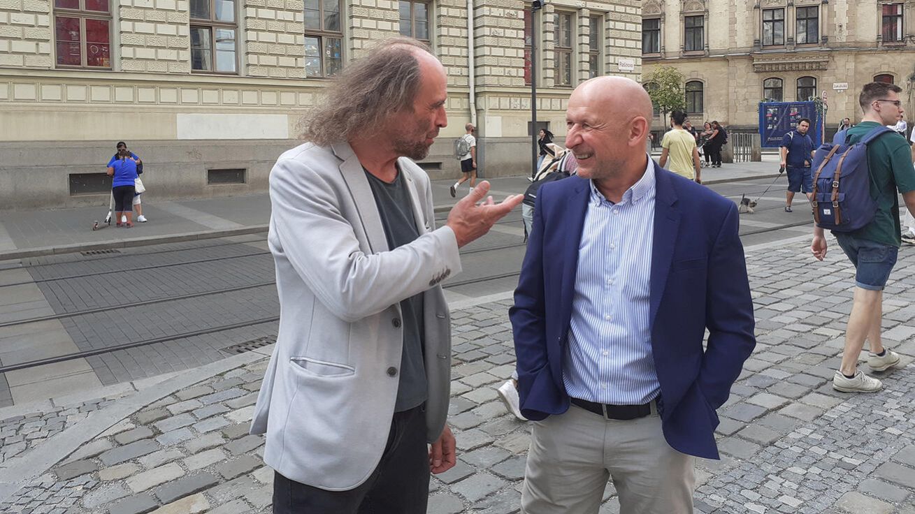 image:Image Zdeněk Papoušek (vlevo) před kostelem sv. Jakuba v centru Brna s farářem P. Janem Pacnerem.
