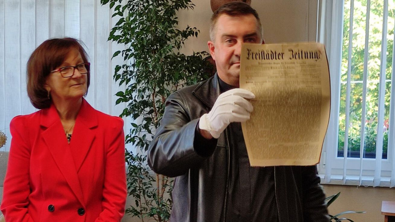image:Image P. Martin Pastrňák vytahuje výtisk Freistädter Zeitung, německých novin Fryštátu – dnešní Karviné.