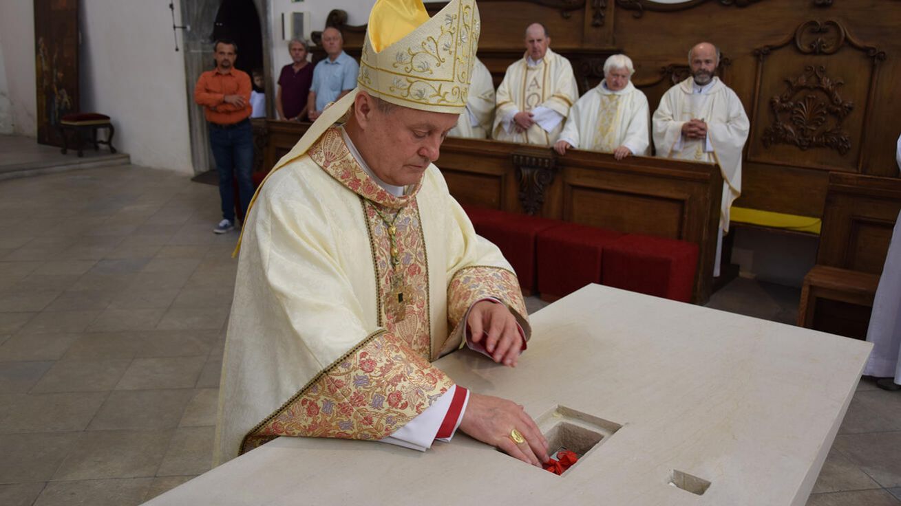 image:Image Biskup Jan Vokál vložil do oltáře relikvie sv. Viktorína, jehož ty úplně první byly do Litomyšle přivezeny 18. října 1376.