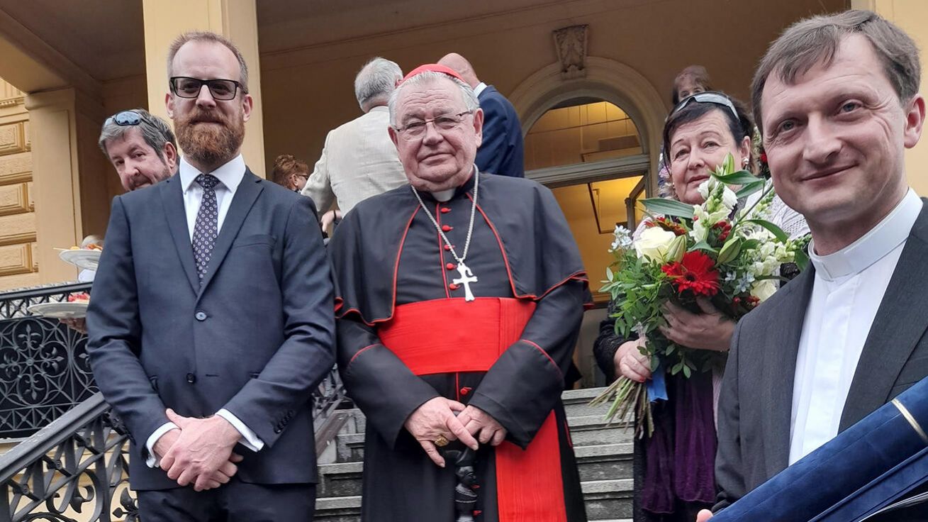 image:Image Starosta Prahy 6 Ondřej Kolář, kardinál Dominik Duka, praneteř kardinála Berana Danuše Brabcová a rektor semináře P. Jan Kotas po udělení čestného občanství kardinálu Beranovi.