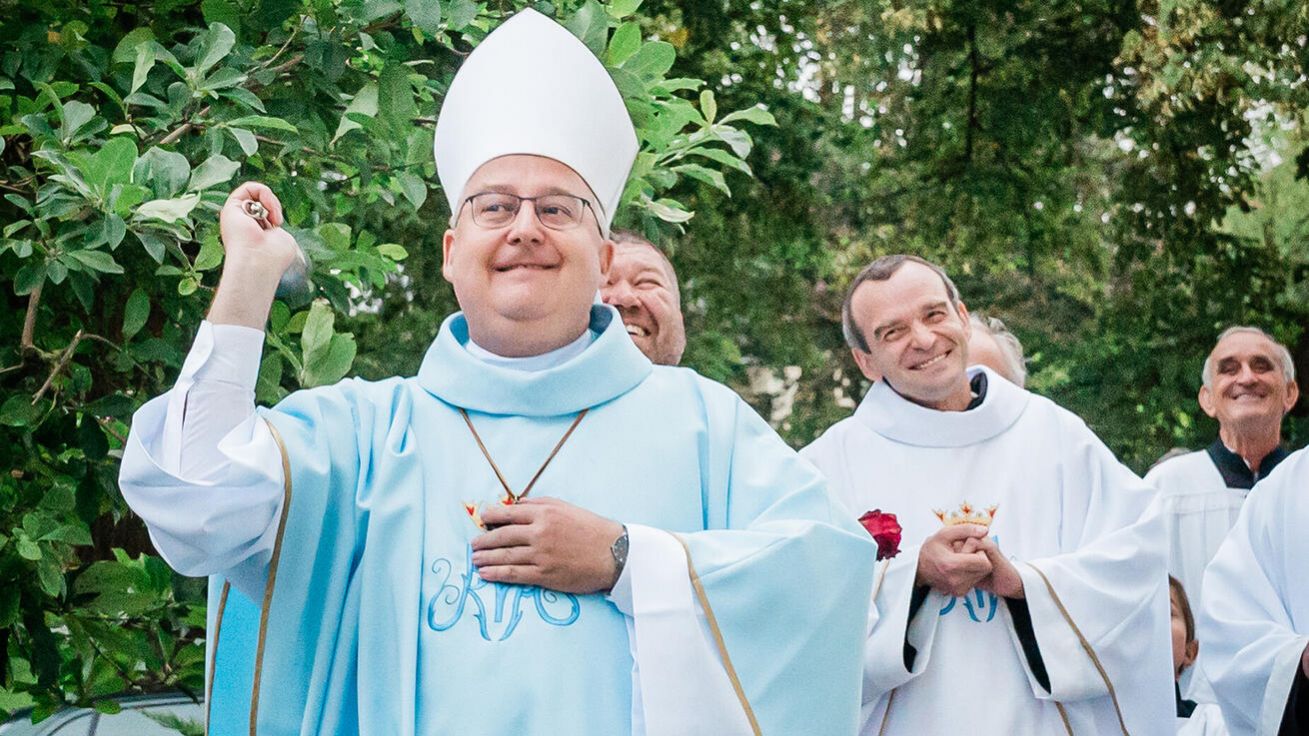 image:Image Po dlouhých letech opravenou zvonkohru požehnal brněnský biskup Pavel Konzbul.