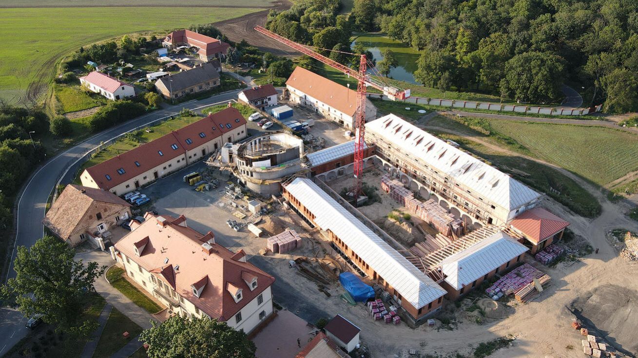 image:Image Klášterní areál z dronu, polovina srpna 2022.
