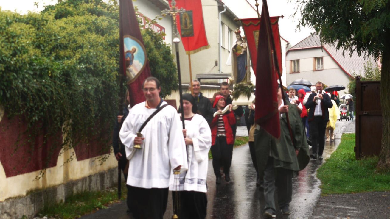 image:Image Procesí zamířilo k chrámu i v dešti.