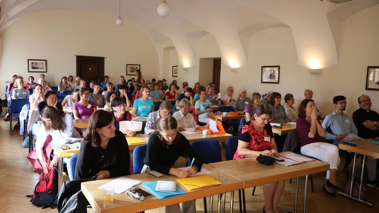 image:Image Jak s dětmi mluvit o smrti, jak v katechetické práci využít dramatickou výchovu či jak se lze modlit zpěvem? I to probírali účastníci semináře o evangelizaci.