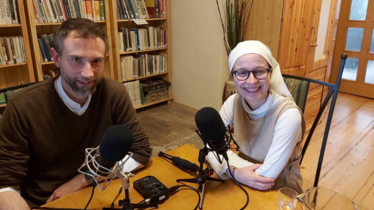image:Image P. Jan Krbec a sestra Edita Vahalíková při natáčení podcastu.