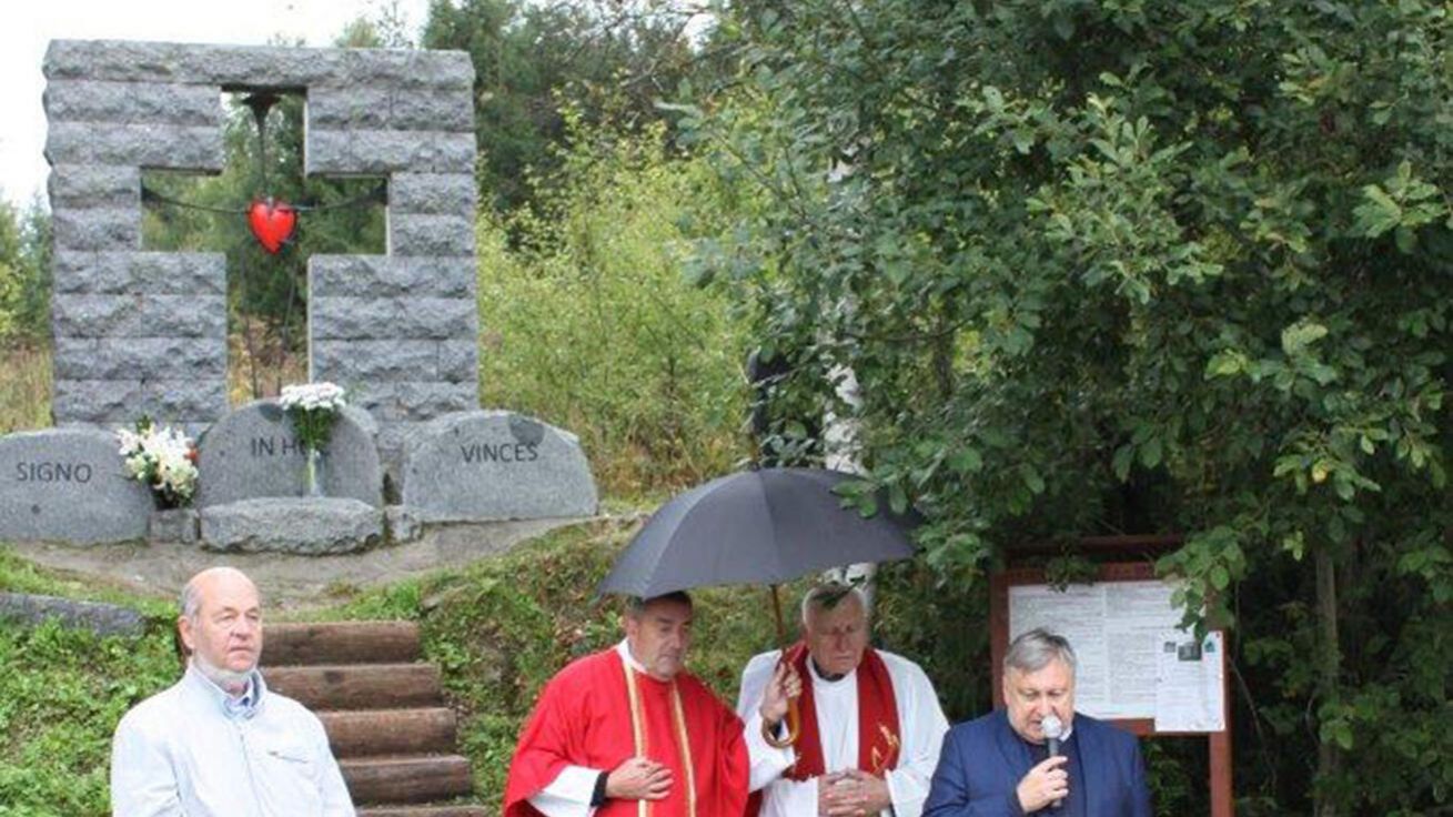 image:Image Účastníci mše sv. si připomněli 10. výročí zhotovení Kříže smíření na Zhůří.