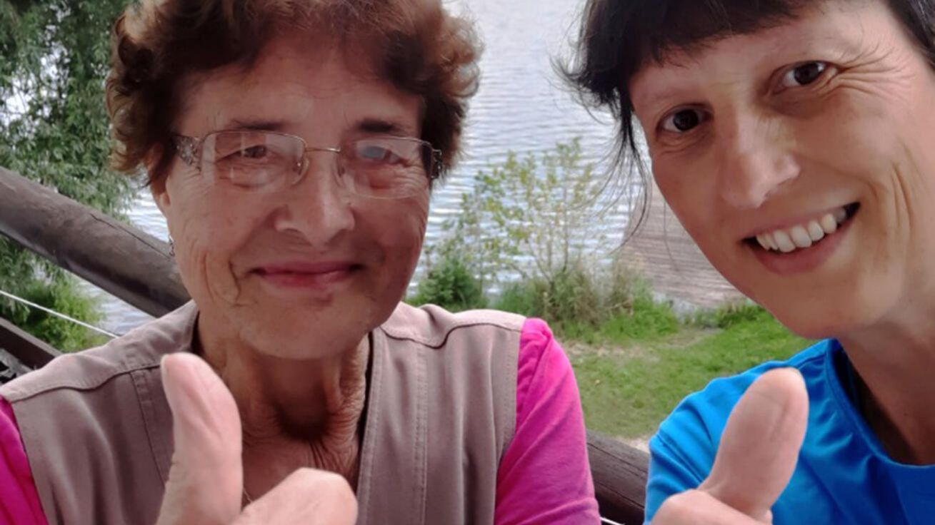 image:Image Charita slouží i ve zdánlivých drobnostech. Pavla Tomisová s maminkou by se bez zapůjčených kompenzačních pomůcek ke Třeboňským rybníkům nepodívaly.