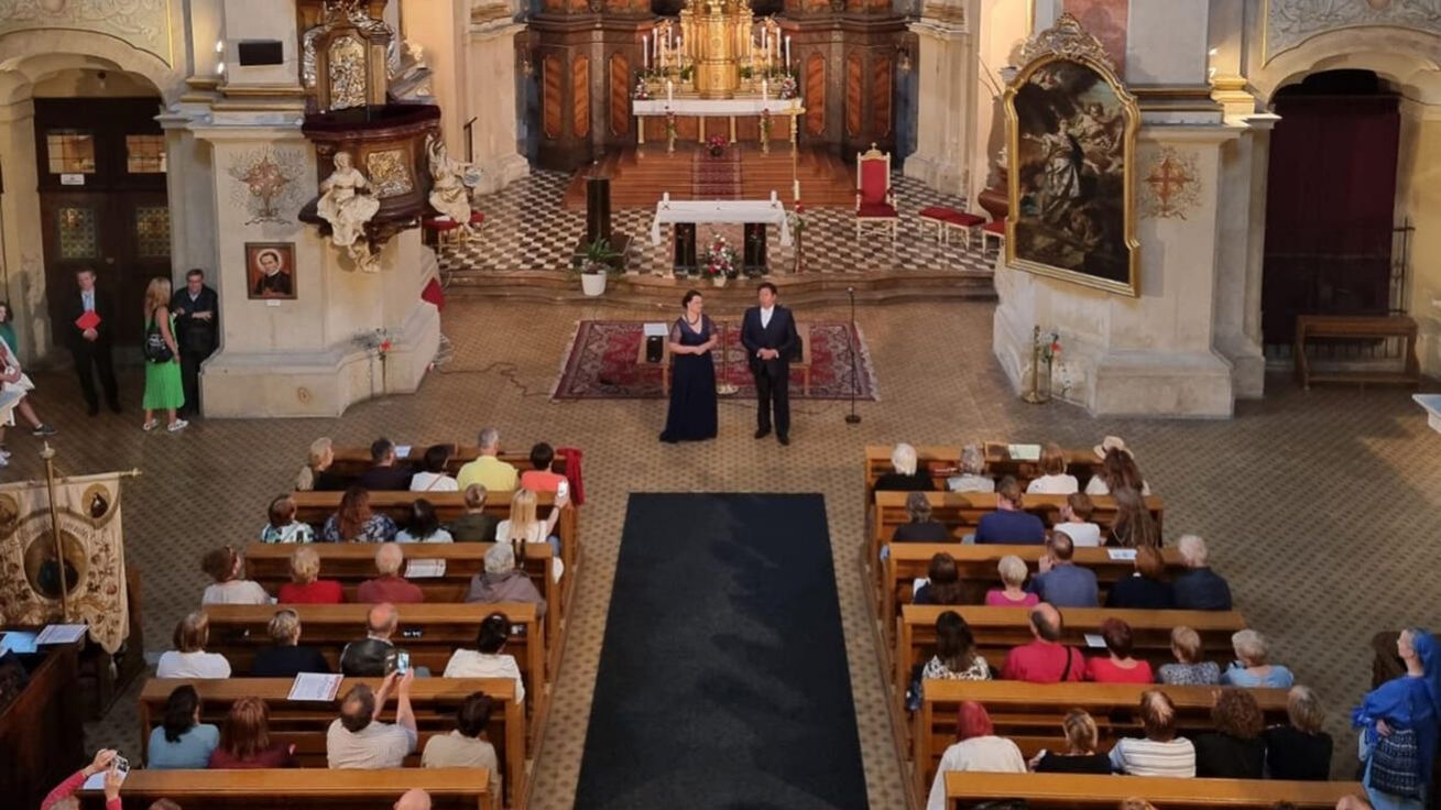 image:Image Charitní chrám Panny Marie Matky ustavičné pomoci a sv. Kajetána naleznete v pražské Nerudově ulici.