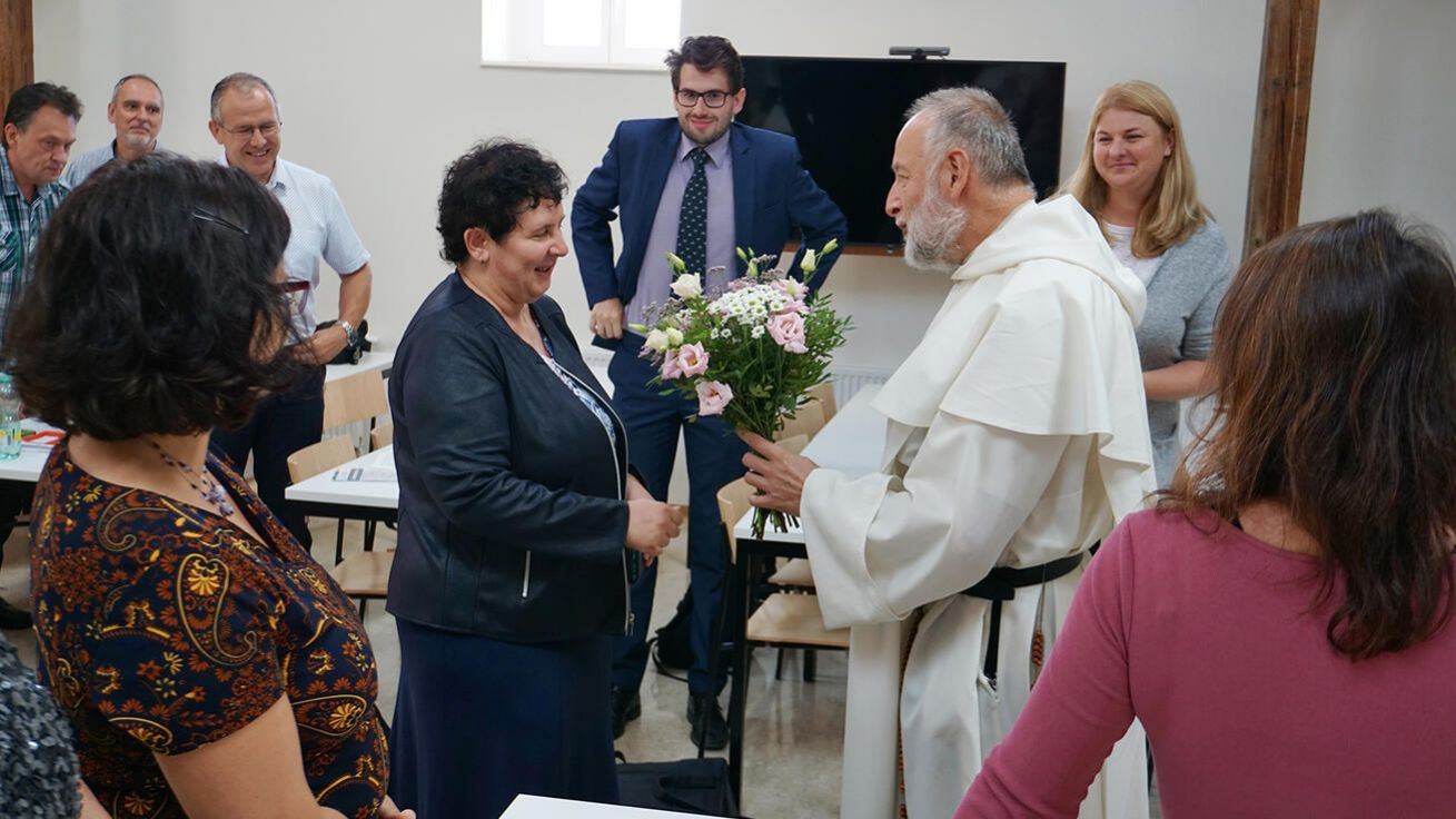 image:Image Jako projev díků za uspořádání kurzu obdržela květiny koordinátorka nemocničních kaplanů v olomoucké arcidiecézi Marta Hošťálková.