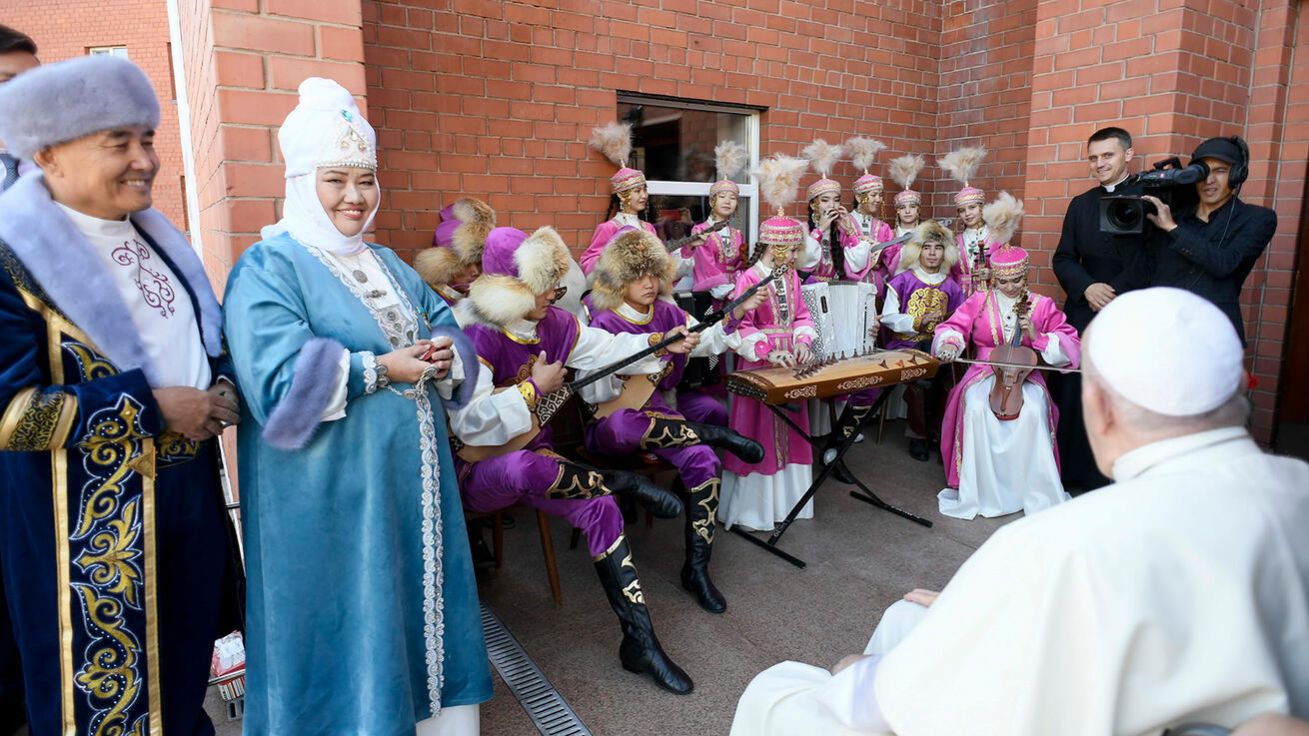 image:Image Před katedrálou v hlavním městě Kazachstánu Nur-Sultanu (nově Astaně) uvítala papeže tradiční kazašskou hudbou muslimská rodina, v níž žije 23 dětí: rodiče mají tři vlastní a 18 adoptovaných ze sirotčinců.