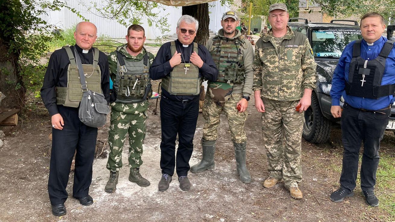 image:Image Kardinál Krajewski (uprostřed) rozdává humanitární pomoc jako symbol papežovy blízkosti.