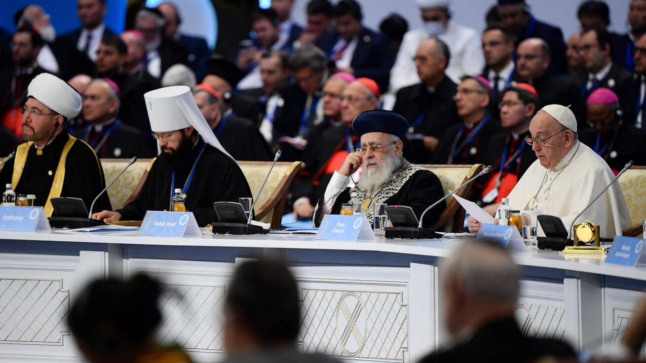 image:Image Papež na mezináboženském kongresu v Kazachstánu jednal s představiteli dalších světových náboženství. S některými z nich vedl individuální rozhovory.