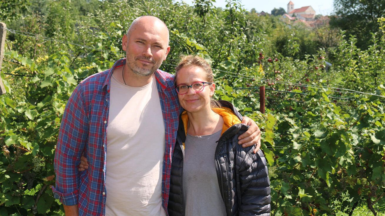 image:Image Nejprve chtěli jen pomoct tatínkovi s vinohradem. Dnes provozují rodinné vinařství.