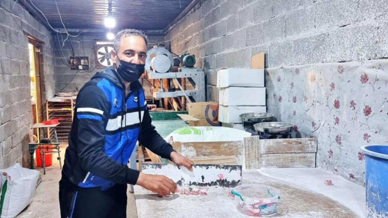 image:Image Kamal Hadi Sahaba ve své cukrářské dílně.