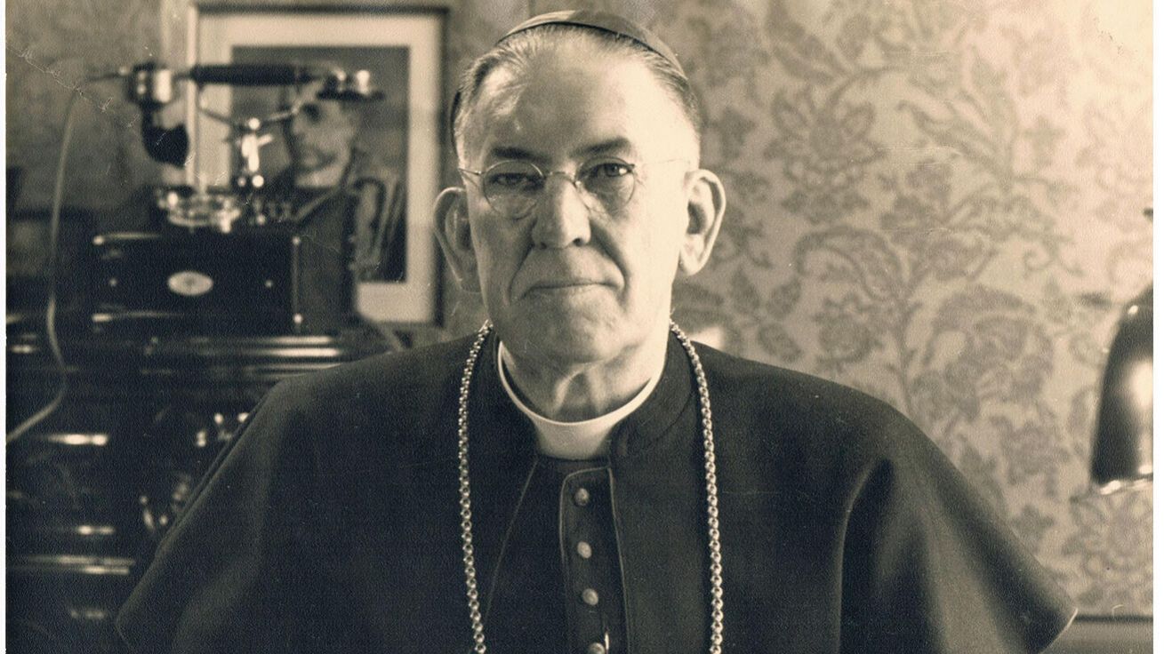 image:Image Utrechtský arcibiskup Johannes de Jong na snímku z roku 1942.