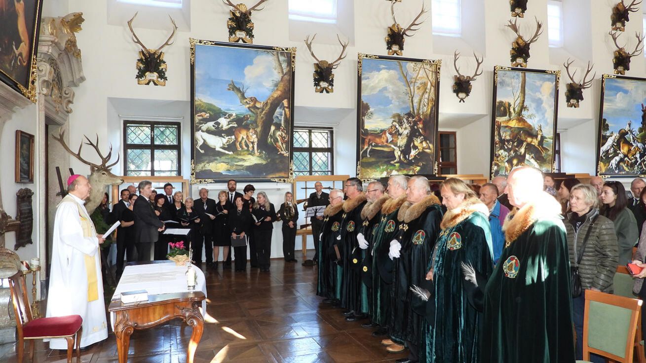 image:Image Účastníci mše sv. za myslivce a lesníky se sešli v sále loveckého zámku.