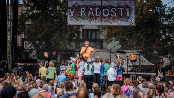 image:Image Pátečního evangelizačního programu s názvem V radosti se na náměstí ve Valašských Kloboukách zúčastnilo dva tisíce lidí. V sobotu na něj navázala pastorační konference Poslaný, na kterou dorazilo přes 400 lidí. S organizací obou akcí pomáhalo na 150 dobrovolníků.